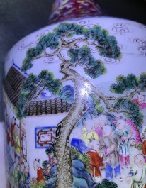 Een keizerlijke Chinese famille rose 'drakenboot festival' vaas, Jiaqing merk en periode